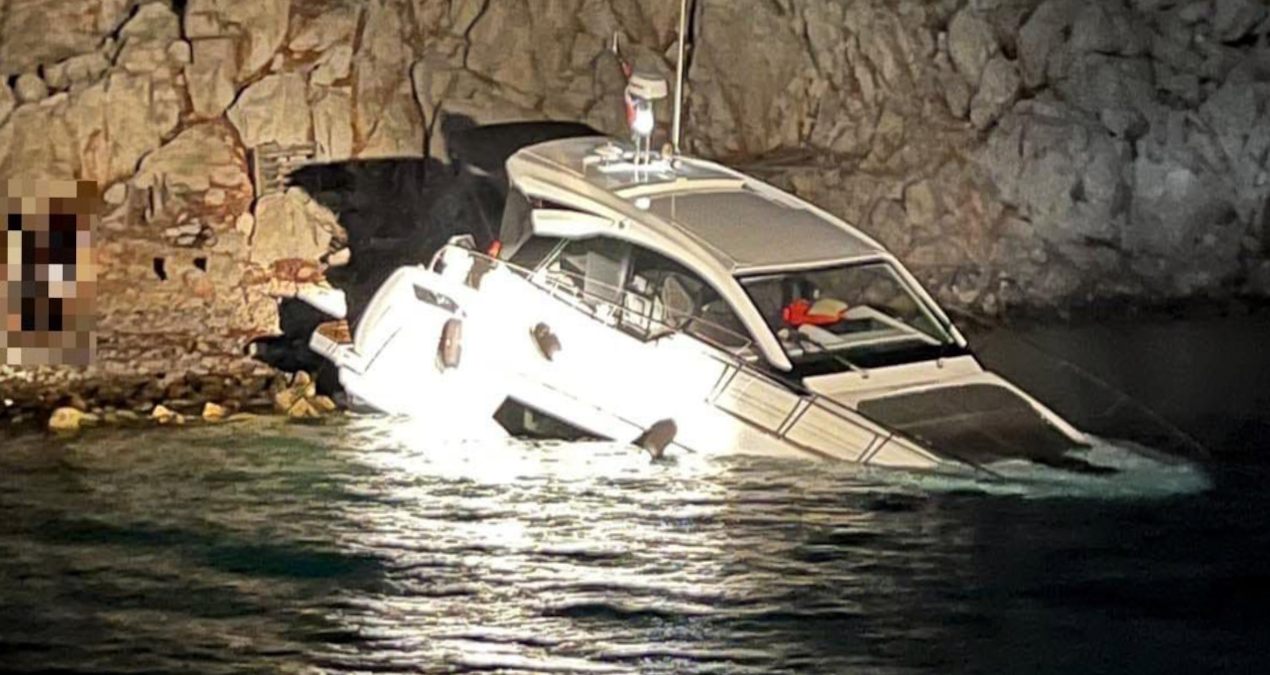 datca aciklarinda adanin kayaliklarina carpan yat batti 2 turk kurtarildi txG9NFWB