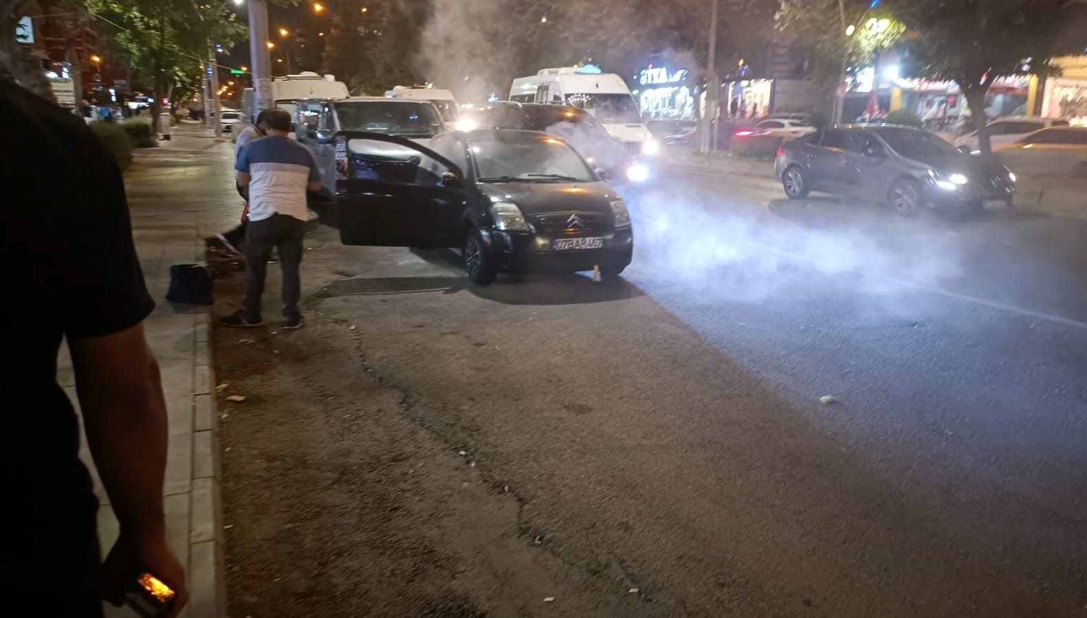 duman yukselen otomobil alev almadan sonduruldu 1YhiEjJU