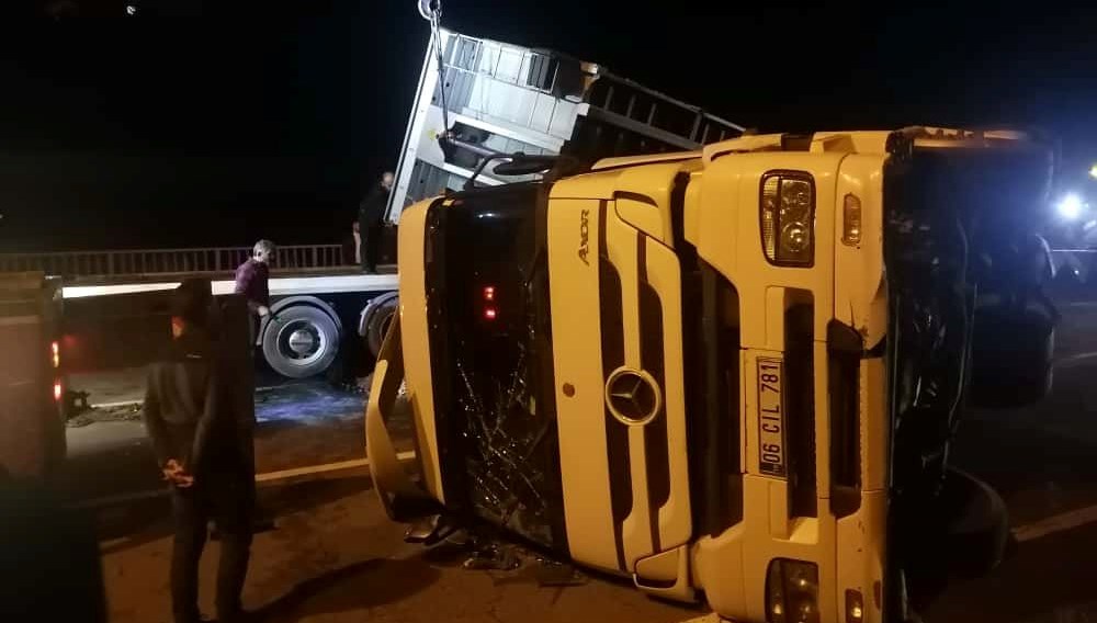 karadeniz sahil yolunda kaza devrilen tirdaki 2 kisi yaralandi DUWzQV1b