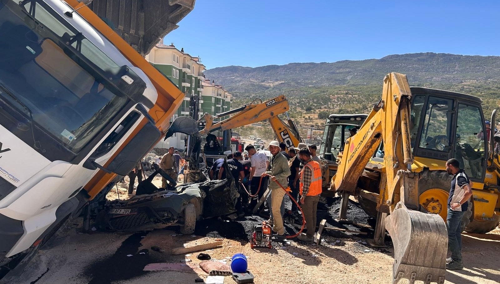 otomobilin uzerine kamyon devrildi surucu hayatini kaybetti 2nqNjFQy