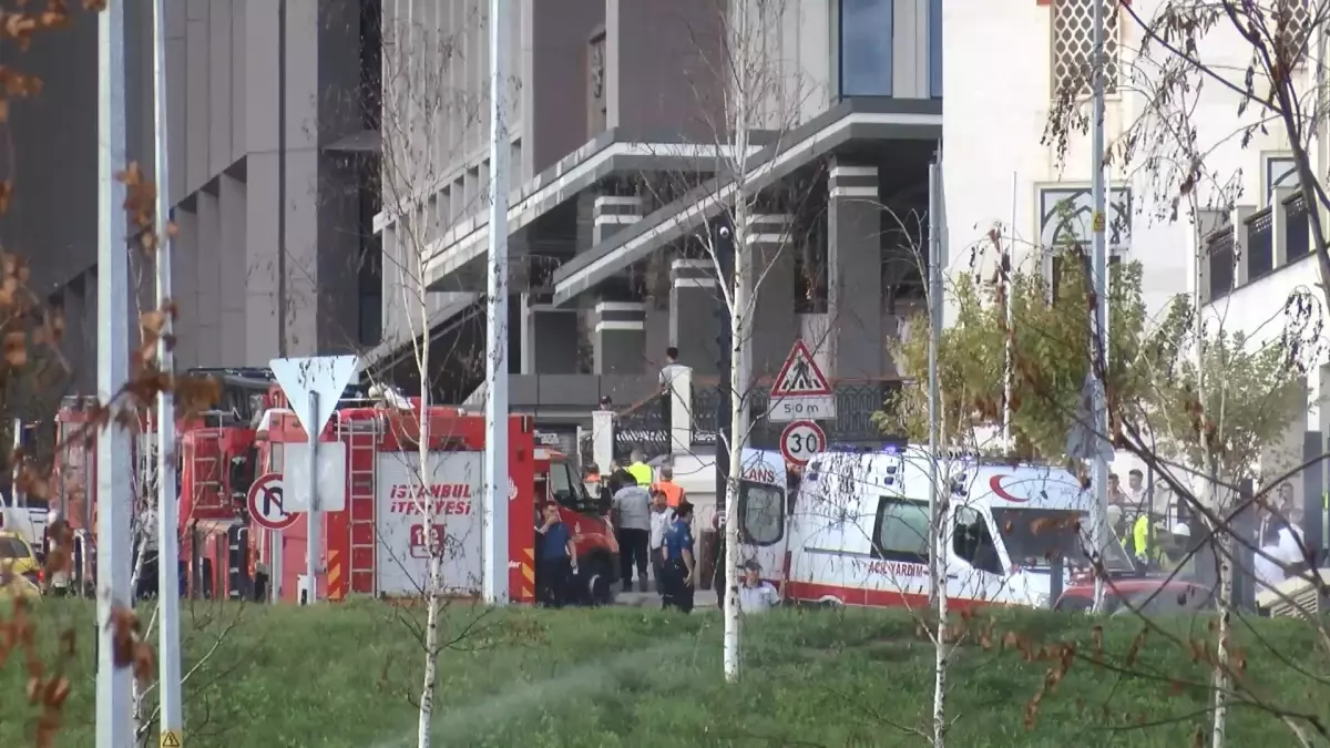 umraniyede kanalizasyon calismasinda isci gocuk altinda kaldi zmmdtTwY