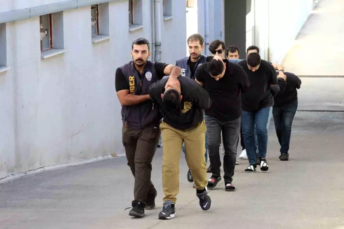 adanada otomobil dolandiriciligi operasyonu 6 supheli tutuklandi wag4B9Er.jpg