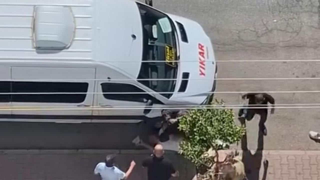 adanada sokak ortasinda bicaklama ani ortalik kan golune dondu SZFnGKrF