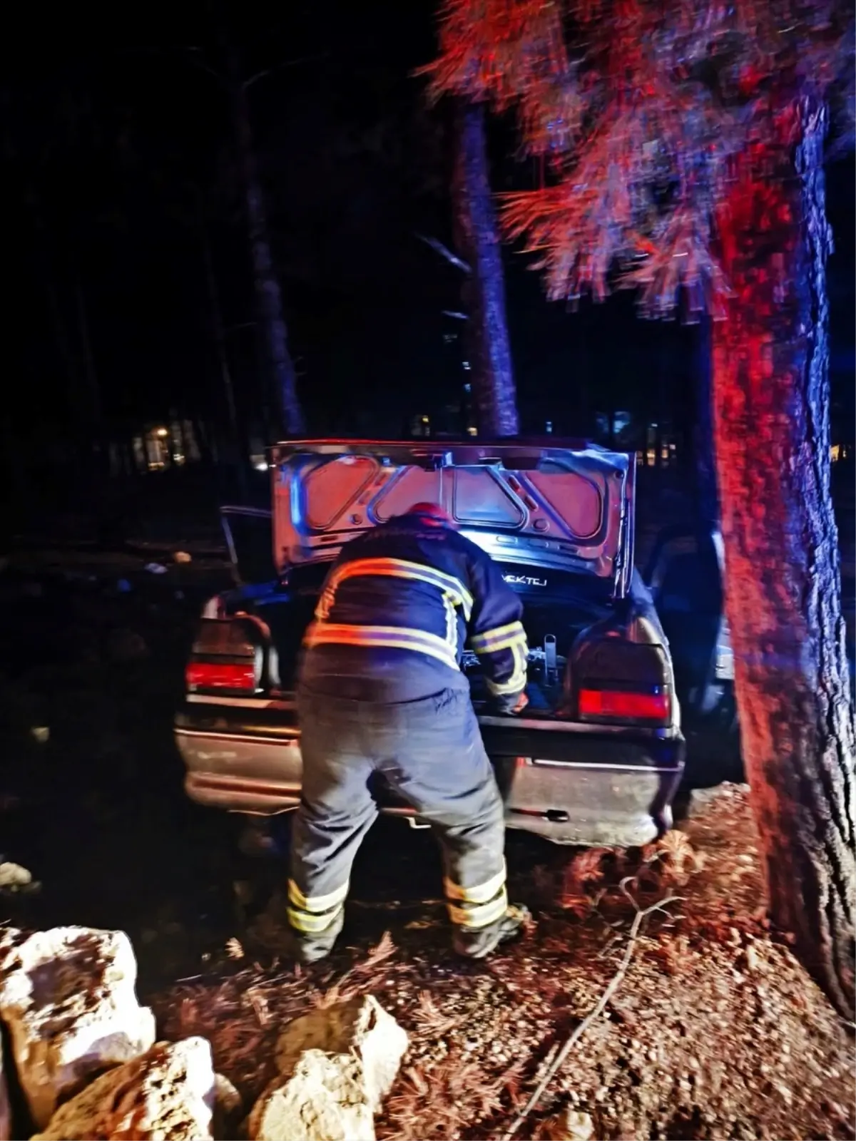 bilecikte otomobil agacla carpisti igtTVaCr