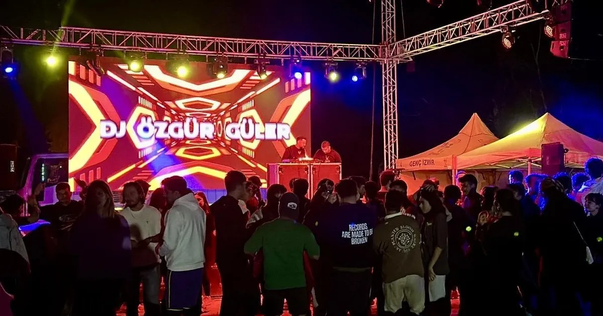 gencler izmir foca kampinda gonullerince eglendi 5FjYd4UZ