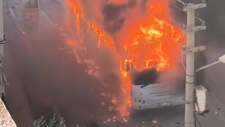 park halindeki ozel halk otobusu alev topuna dondu 2JFS2ijv