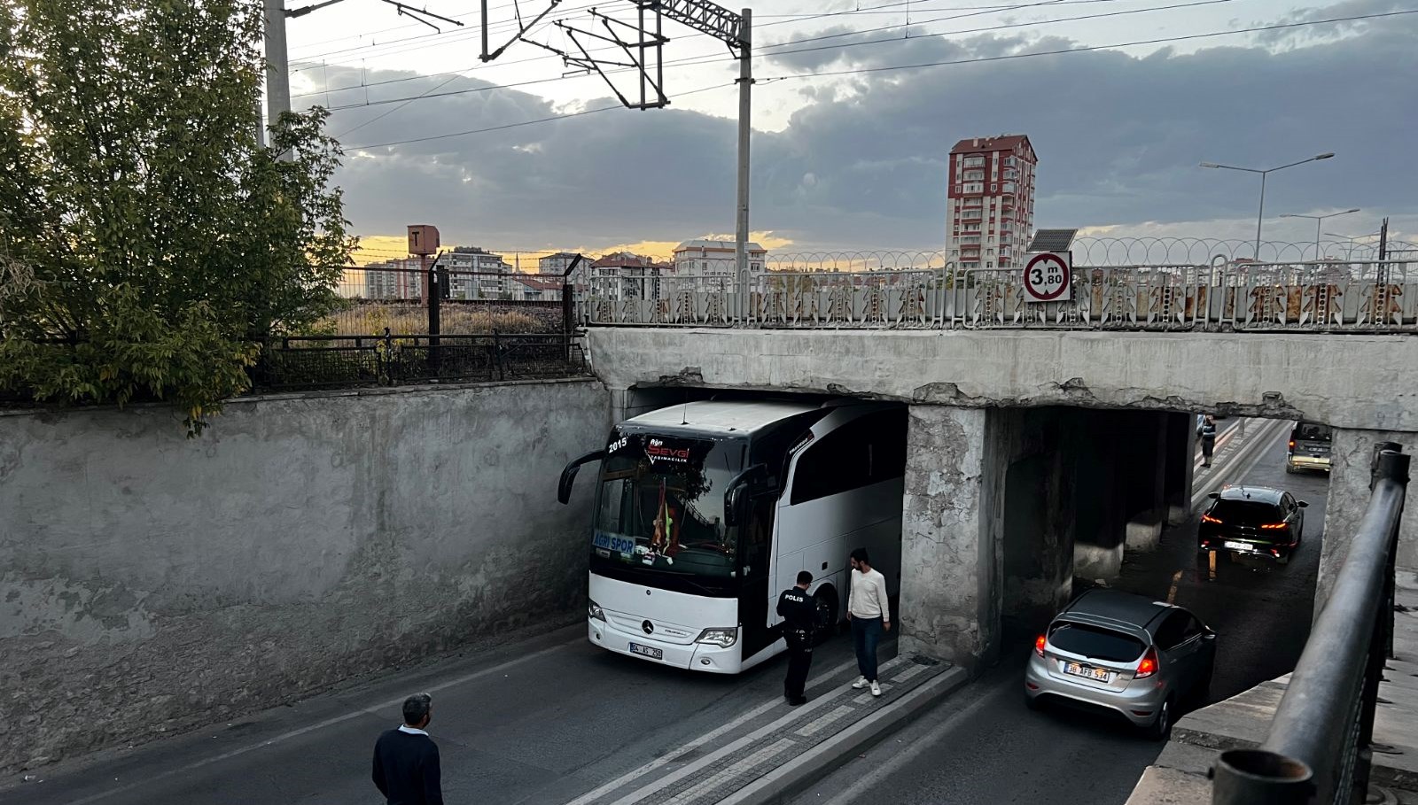 takim otobusu altgecide sikisti ekipler mudahele etti CgBtKUTw