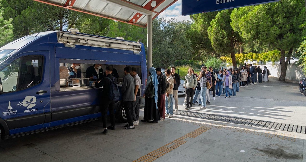 universiteliler ucretsiz yemek kuyrugunda MNlgwNdr.jpg