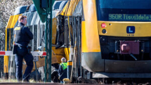 danimarkada-iki-tren-kafa-kafaya-carpisti-kazada-17-kisi-yaralandi-nMQ7CXbp