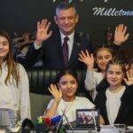 Özgür Özel, 23 Nisan’da Makamını Hataylı Öğrenci Elisa Dok’a Devretti