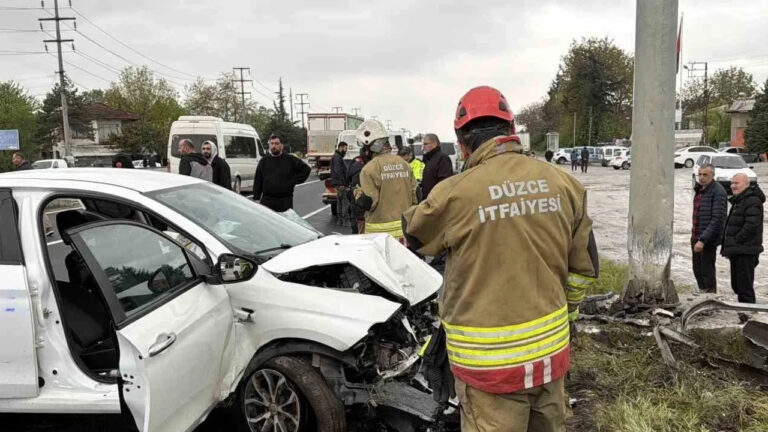 eds-tabelasina-carpan-otomobilin-surucu-itfaiye-tarafindan-kurtardi-aHFyqbtr