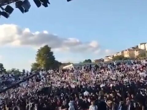 Bilgi universitesinde kayyum rektoru sirtlarini donerek protesto ettiler LtO8KMPb
